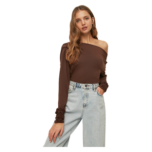 ترينديول ميلا بلوزة منسوجة بياقة غير متماثلة - بني