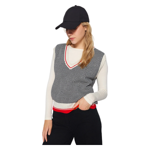 بلوزة نسائية ياقة V بدون اكمام ترينديول ميلا