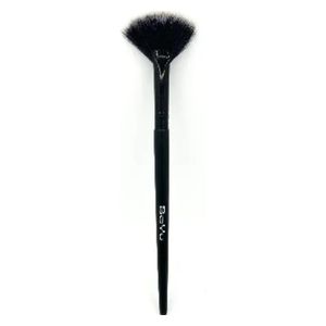 Fan Highlighter Brush 001