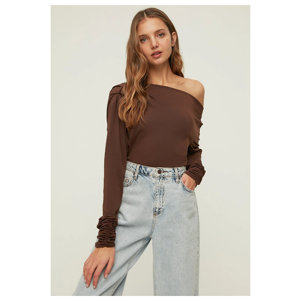  ترينديول ميلا بلوزة منسوجة مرنة بياقة غير متماثلة - بني 