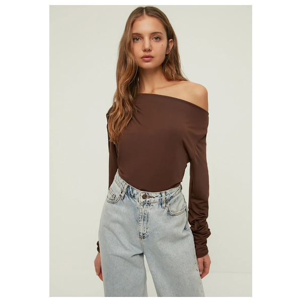  ترينديول ميلا بلوزة منسوجة مرنة بياقة غير متماثلة - بني 