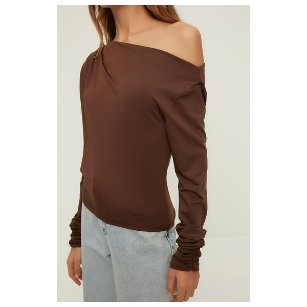ترينديول ميلا بلوزة منسوجة بياقة غير متماثلة - بني