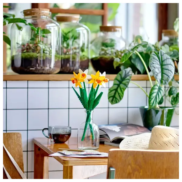 LEGO 40747 Botanical Collection Daffodils - Creative building set for ages 8+ to make a daffodil bouquet - 216 pieces; each stem over 30 cm long