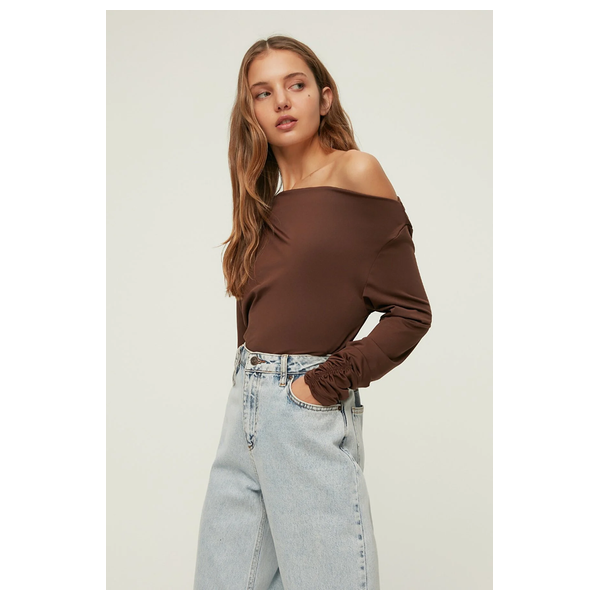  ترينديول ميلا بلوزة منسوجة مرنة بياقة غير متماثلة - بني 