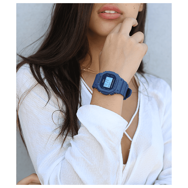  ساعة كاسيو للنساء BGD-560DE- عرض رقمي, سوار من ريزن - ازرق 